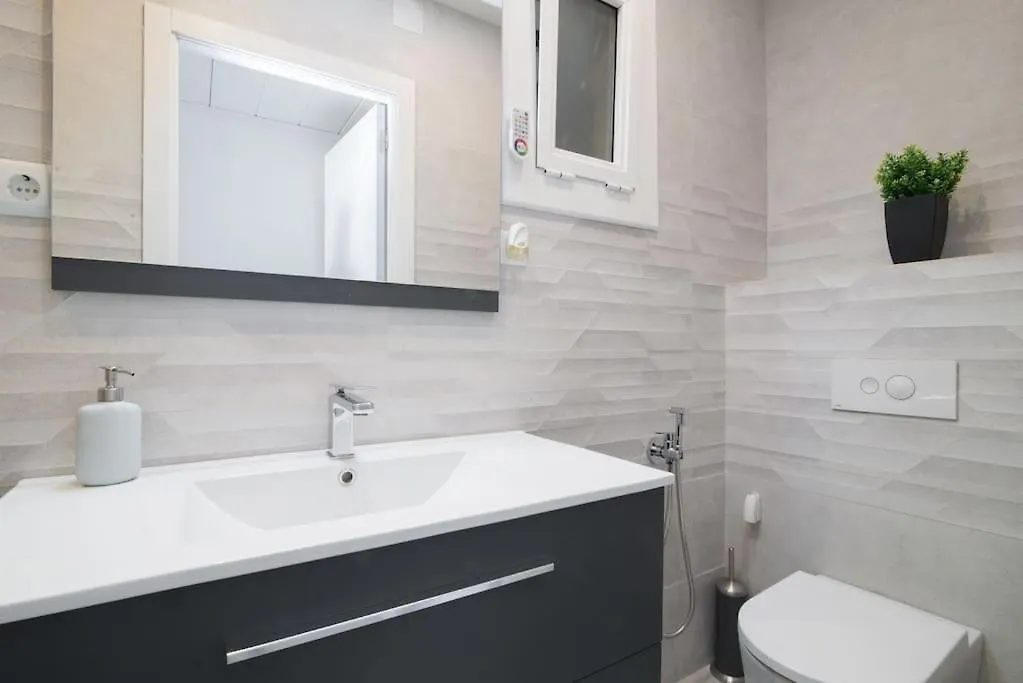 ברצלונה Near Fcb Stadium Up To 8 One Car Free Parking 0*,